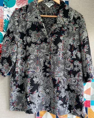 日本古著 ❁ 黑色白花彩點襯衣